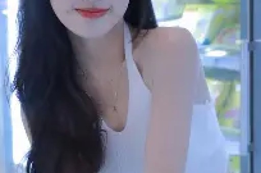 46岁张柏芝三亚度假被拍无滤镜生图：腰间一点肉引发全民审美大辩论