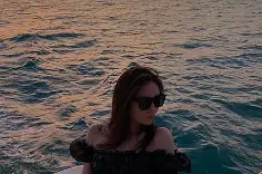 独家：某顶流男星被拍到深夜出入私人会所身边女伴身份引猜测——竟然是她？